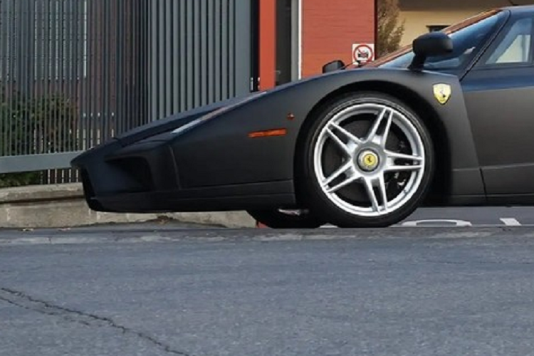 Hoàng gia Brunei vốn có truyền thống đặt mua những chiếc xe độc nhất vô nhị chính là khách hàng như thế. Chiếc siêu xe Ferrari Enzo của Hoàng gia Brunei này chính là minh chứng. Ferrari Enzo là dòng siêu xe có số lượng sản xuất đúng 400 chiếc.