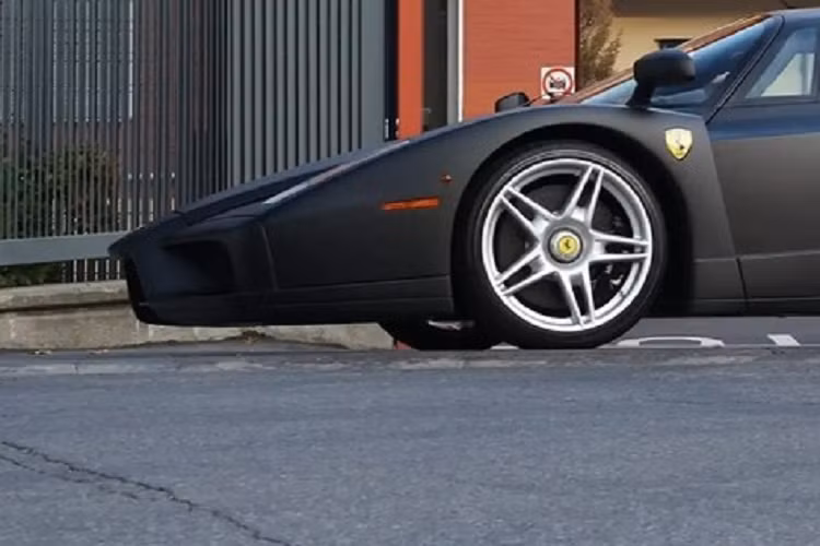 Hoàng gia Brunei vốn có truyền thống đặt mua những chiếc xe độc nhất vô nhị chính là khách hàng như thế. Chiếc siêu xe Ferrari Enzo của Hoàng gia Brunei này chính là minh chứng. Ferrari Enzo là dòng siêu xe có số lượng sản xuất đúng 400 chiếc.