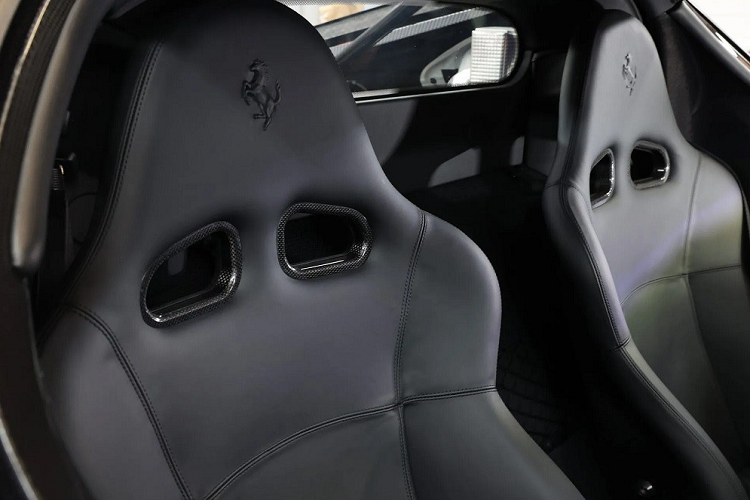 Vào ngày 15/10/2004, xe được giao cho Hoàng gia Brunei với nội thất màu đen Nero. Từ ghế bọc da cho đến thảm sàn của xe, tất cả đều màu đen "tông xuyệt tông" với ngoại thất. Ngoài ra, chiếc siêu xe này còn được trang bị ghế cỡ lớn và bảng đồng hồ màu đỏ Rosso.