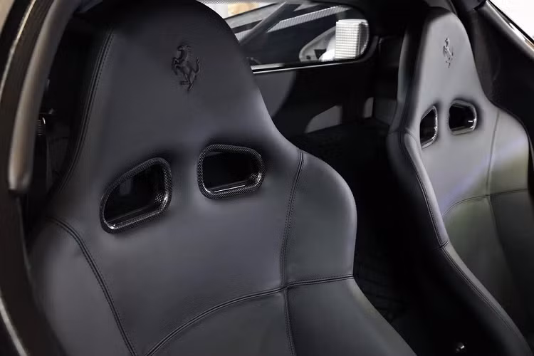 Vào ngày 15/10/2004, xe được giao cho Hoàng gia Brunei với nội thất màu đen Nero. Từ ghế bọc da cho đến thảm sàn của xe, tất cả đều màu đen "tông xuyệt tông" với ngoại thất. Ngoài ra, chiếc siêu xe này còn được trang bị ghế cỡ lớn và bảng đồng hồ màu đỏ Rosso.