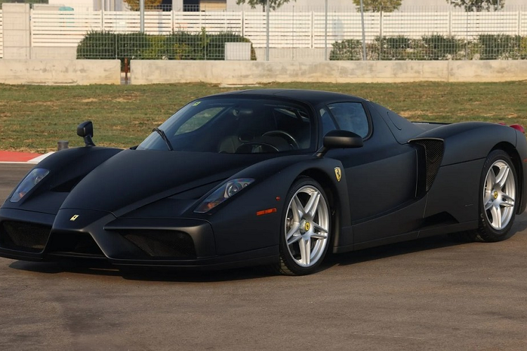 Có thể nói, đây là chiếc siêu xe Ferrari đầu tiên xuất xưởng từ nhà máy của hãng với màu sơn ngoại thất đen nhám. Độ đặc biệt của chiếc xe này có thể sánh ngang với chiếc Ferrari Enzo sơn màu trắng duy nhất trên toàn thế giới.