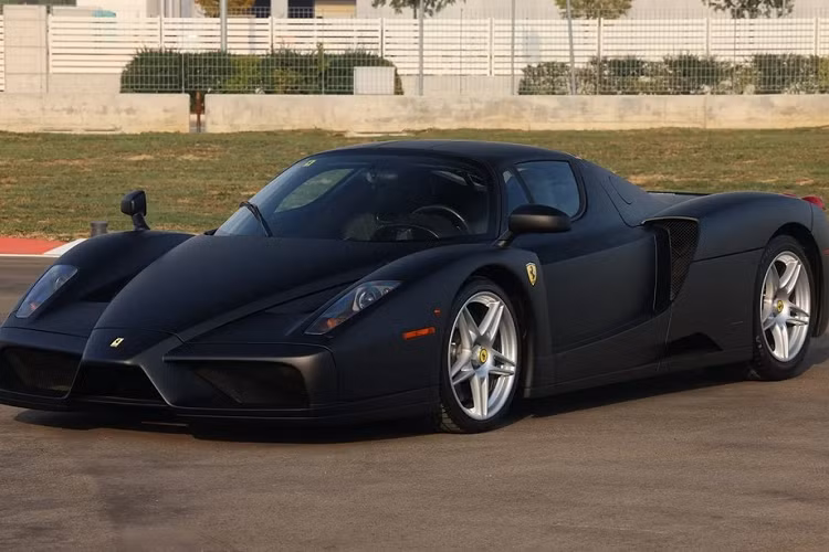 Có thể nói, đây là chiếc siêu xe Ferrari đầu tiên xuất xưởng từ nhà máy của hãng với màu sơn ngoại thất đen nhám. Độ đặc biệt của chiếc xe này có thể sánh ngang với chiếc Ferrari Enzo sơn màu trắng duy nhất trên toàn thế giới.