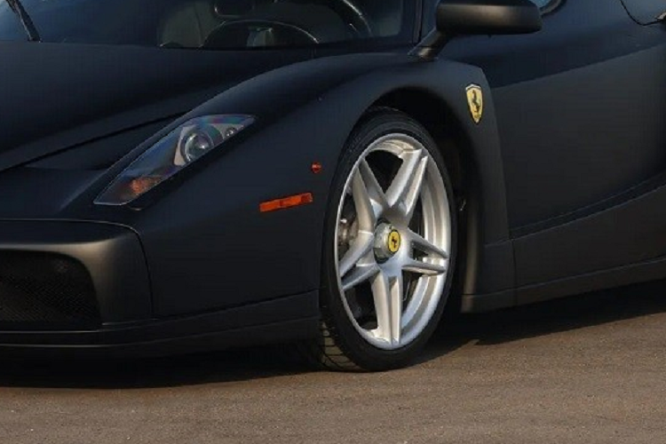 Hiện chưa rõ Hoàng gia Brunei đã chi bao nhiêu tiền để thuyết phục hãng Ferrari sơn màu đen nhám cho chiếc Enzo này. Tuy nhiên, chắc chắn số tiền sẽ là không nhỏ. Chỉ có điều đáng tiếc là trong suốt 18 năm qua, chiếc Ferrari Enzo này hiếm khi được lăn bánh trên đường. Do đó, xe sở hữu số công-tơ-mét khá thấp, chỉ 5.730 km.