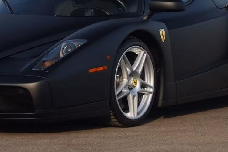 Hiện chưa rõ Hoàng gia Brunei đã chi bao nhiêu tiền để thuyết phục hãng Ferrari sơn màu đen nhám cho chiếc Enzo này. Tuy nhiên, chắc chắn số tiền sẽ là không nhỏ. Chỉ có điều đáng tiếc là trong suốt 18 năm qua, chiếc Ferrari Enzo này hiếm khi được lăn bánh trên đường. Do đó, xe sở hữu số công-tơ-mét khá thấp, chỉ 5.730 km.