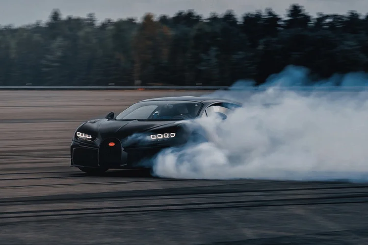 Video “Drifting The C” được chia sẻ khi quá trình sản xuất của Chiron Pur Sport đã đi được nửa chặng đường, với 30 trong số 60 chiếc đã được bàn giao đến tay khách hàng.