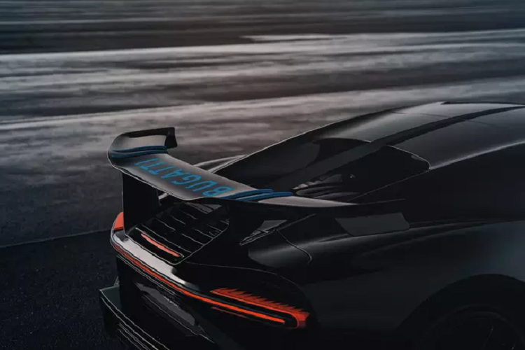 Màn thể hiện khả năng Drift của Bugatti Chiron Pur Sport càng được chú ý bởi biến thể Pur Sport sử dụng lốp Michelin Pilot Sport Cup 2R đắt giá được tạo riêng cho mẫu xe này. Tất nhiên màn drift xe này sẽ rất tốn kém.