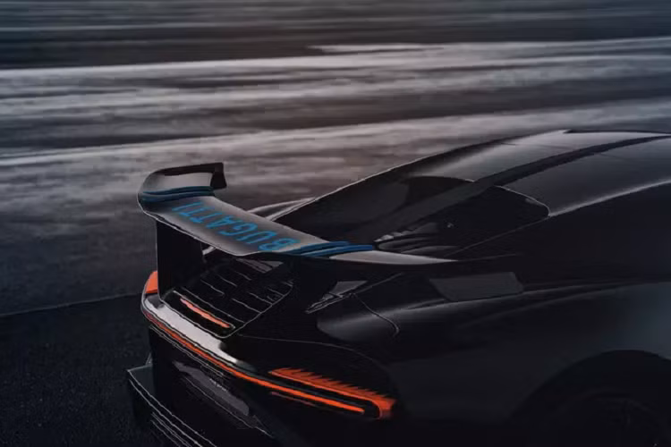 Màn thể hiện khả năng Drift của Bugatti Chiron Pur Sport càng được chú ý bởi biến thể Pur Sport sử dụng lốp Michelin Pilot Sport Cup 2R đắt giá được tạo riêng cho mẫu xe này. Tất nhiên màn drift xe này sẽ rất tốn kém.