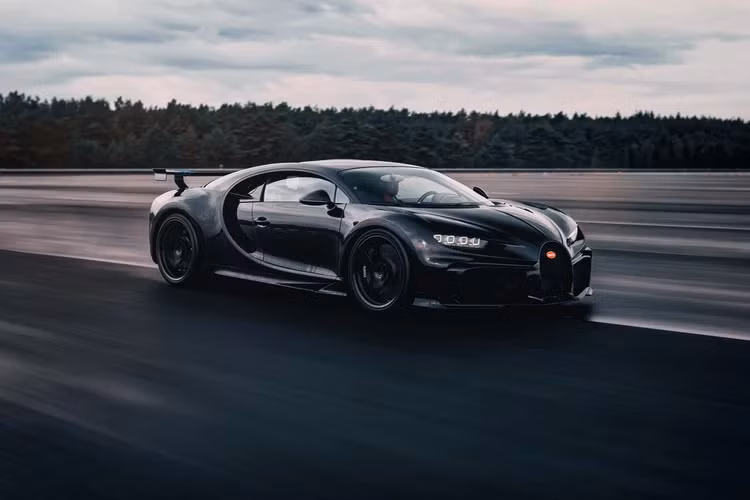 Thực tế, chữ C là một lối thiết kế được Bugatti áp dụng trên các mẫu Chiron, nếu để ý mọi người sẽ dễ dàng thấy được dạng chữ C xuất hiện ở rất nhiều các vị trí như trong cabin, cửa hút gió bên hông và cả phần lưới tản nhiệt phía trước xe.