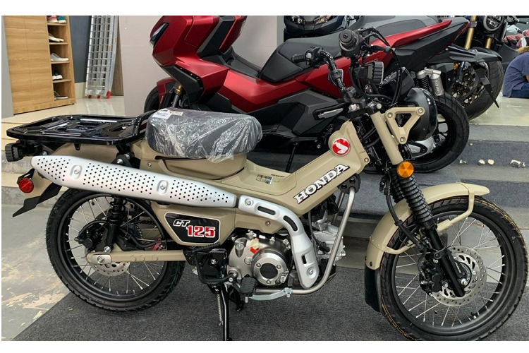 Thay đổi này giúp cải thiện mô-men xoắn động cơ và khả năng tăng tốc đồng thời mang đến cảm giác lái thoải mái hơn. Động cơ của Honda CT125 2022 tạo ra công suất tối đa 6,7 kW (khoảng 9,1 mã lực) thay vì 6,5 kW (8,8 mã lực) như phiên bản cũ. Động cơ kết hợp với hộp số tự động 4 cấp như trước. Thay đổi tiếp theo của Honda CT125 2022 là giảm xóc sau có thể chỉnh 5 cấp để phù hợp với nhiều điều kiện địa hình.