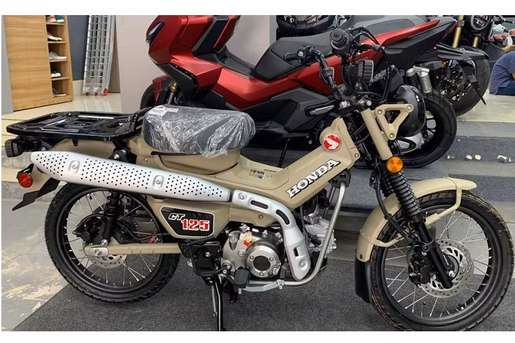 Thay đổi này giúp cải thiện mô-men xoắn động cơ và khả năng tăng tốc đồng thời mang đến cảm giác lái thoải mái hơn. Động cơ của Honda CT125 2022 tạo ra công suất tối đa 6,7 kW (khoảng 9,1 mã lực) thay vì 6,5 kW (8,8 mã lực) như phiên bản cũ. Động cơ kết hợp với hộp số tự động 4 cấp như trước. Thay đổi tiếp theo của Honda CT125 2022 là giảm xóc sau có thể chỉnh 5 cấp để phù hợp với nhiều điều kiện địa hình.
