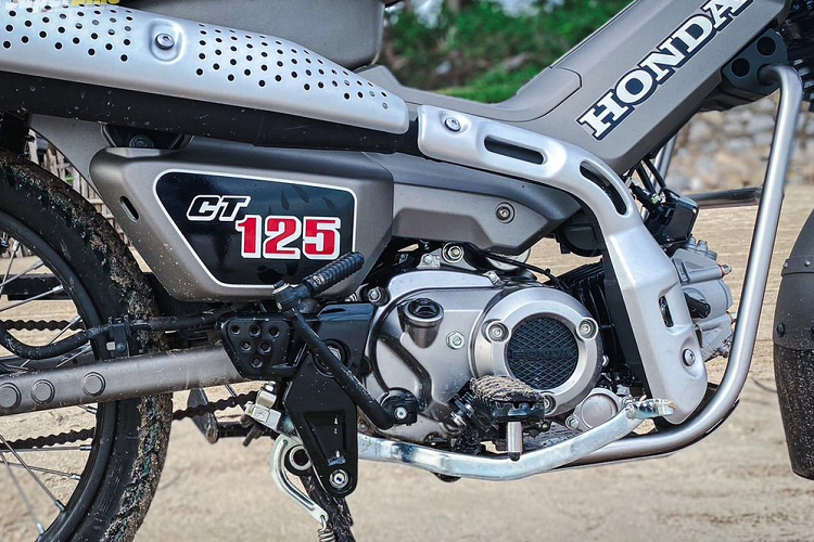 Trong khi đó, vành nan 17 inch cả trước lẫn sau của xe vẫn được giữ nguyên. Đèn pha LED hình tròn với viền đèn LED, bảng đồng hồ tích hợp màn hình LCD, phuộc trước bọc cao su với hành trình 43 inch và hệ thống chống bó cứng phanh ABS trên bánh trước cũng được bê nguyên từ phiên bản cũ sang.