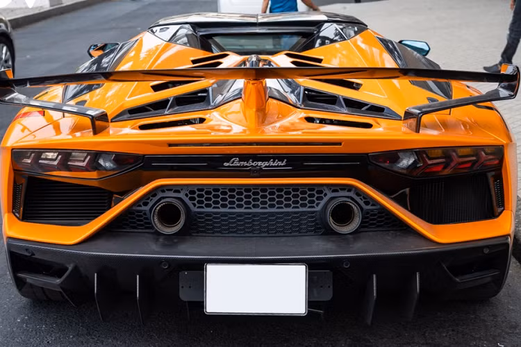 Siêu xe mui trần của Lamborghini Aventador SVJ tăng tốc từ vị trí đứng yên lên 100 km/h chỉ trong thời gian 2,9 giây, chậm hơn 0,1 giây so với bản Coupe và 0-200 km/h trong 8,8 giây. Vận tốc tối đa của siêu xe mui trần Lamborghini Aventador SVJ sẽ là 350 km/h.