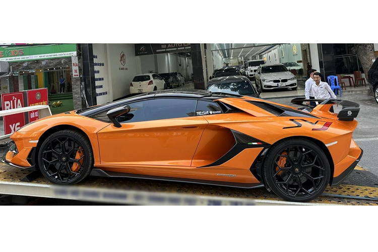 So với lúc mới về nước, ngoại thất chiếc xe Lamborghini Aventador SVJ mui trần này không có gì khác biệt nhiều. Ngoài chiếc siêu xe mui trần Lamborghini Aventador SVJ Roadster màu cam Arancio Atlas, các đại gia Việt còn sở hữu một xe Lamborghini Aventador SVJ mui trần mang màu vàng nhám. Trên toàn thế giới, chỉ có tổng cộng 800 xe Lamborghini Aventador SVJ Roadster được sản xuất.