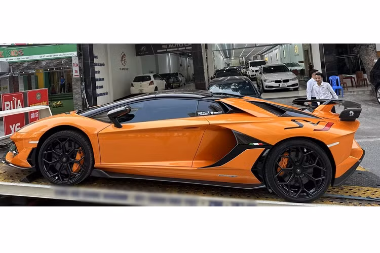 So với lúc mới về nước, ngoại thất chiếc xe Lamborghini Aventador SVJ mui trần này không có gì khác biệt nhiều. Ngoài chiếc siêu xe mui trần Lamborghini Aventador SVJ Roadster màu cam Arancio Atlas, các đại gia Việt còn sở hữu một xe Lamborghini Aventador SVJ mui trần mang màu vàng nhám. Trên toàn thế giới, chỉ có tổng cộng 800 xe Lamborghini Aventador SVJ Roadster được sản xuất.