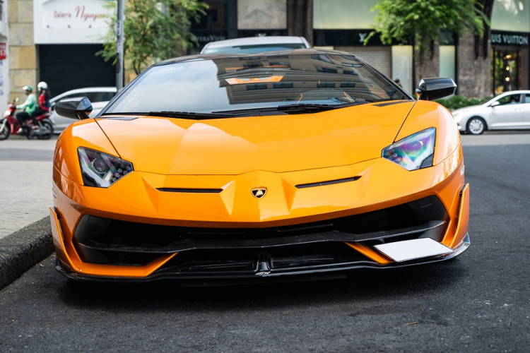 Lamborghini Aventador SVJ mui trần mới ra Hà Nội được trang bị khối động cơ V12, dung tích 6,5 lít, sản sinh ra công suất tối đa 759 mã lực và mô-men xoắn cực đại 720 Nm. Động cơ kết hợp cùng hộp số ISR bảy tốc độ và hệ thống dẫn động bốn bánh.