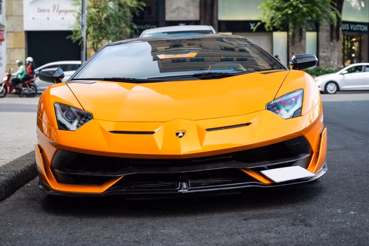 Lamborghini Aventador SVJ mui trần mới ra Hà Nội được trang bị khối động cơ V12, dung tích 6,5 lít, sản sinh ra công suất tối đa 759 mã lực và mô-men xoắn cực đại 720 Nm. Động cơ kết hợp cùng hộp số ISR bảy tốc độ và hệ thống dẫn động bốn bánh.