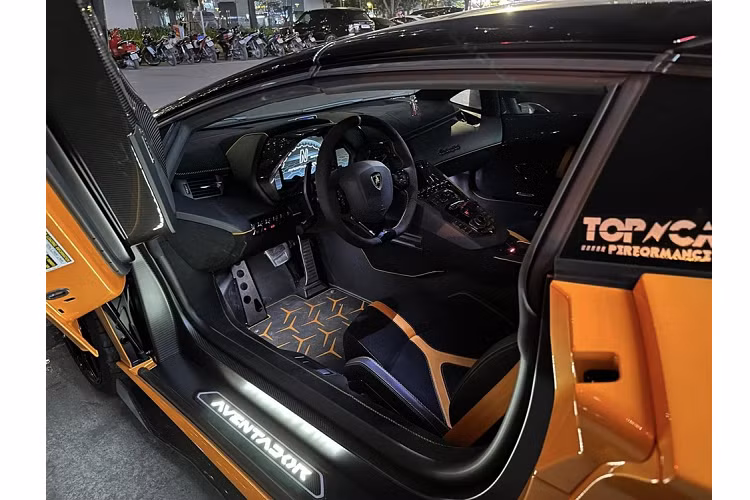 Mức giá xe Lamborghini Aventador SVJ Roadster tại Việt Nam khá bí ẩn nhưng ước tính không quá 23 tỷ đồng. Tại thị trường Mỹ, siêu bò mui trần này có giá 573.966 đô la, tương đương 13,32 tỷ đồng. Các khách hàng ở Đức sẽ cần chi ra hầu bao 487.866 Euro, tương đương 13,2 tỷ đồng để sở hữu Lamborghini Aventador SVJ mui trần.