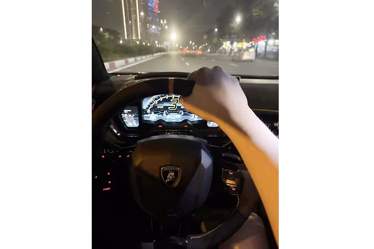 Điểm nổi bật trên siêu xe Lamborghini Aventador SVJ Roadster chính là phần nóc xe được chia thành 2 mui cứng bằng carbon, có thể tháo lắp dễ dàng bằng tay. Để mở mui, chủ nhân chỉ cần bật lẫy được gắn sau đầu các ghế ngồi. Quá trình tháo lắp mui xe Lamborghini Aventador SVJ Roadster có thể mất thời gian trên 20 giây. Khoang chứa của 2 chiếc mui bằng carbon nằm ở nắp capô phía trước.