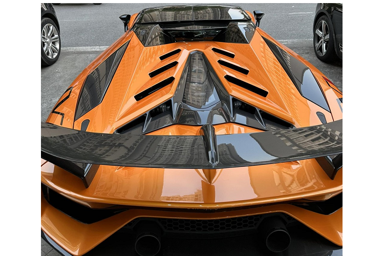 Tuy nhiên mới đây, một người chuyên mua bán xe đã qua sử dụng chia sẻ những hình ảnh về việc mới đón chiếc siêu xe mui trần Lamborghini Aventador SVJ Roadster màu Arancio Atlas này về đội đã khiến không ít người yêu xe Sài thành bất ngờ và choáng váng. Như vậy, chỉ sau 3 tháng ra biển số và lăn bánh tại Sài thành, chiếc siêu xe mui trần Lamborghini Aventador SVJ Roadster đã quay đầu về Hà Nội.