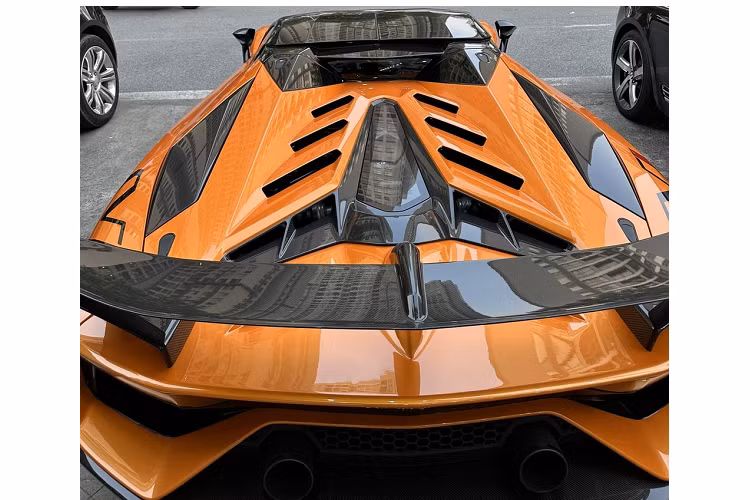 Tuy nhiên mới đây, một người chuyên mua bán xe đã qua sử dụng chia sẻ những hình ảnh về việc mới đón chiếc siêu xe mui trần Lamborghini Aventador SVJ Roadster màu Arancio Atlas này về đội đã khiến không ít người yêu xe Sài thành bất ngờ và choáng váng. Như vậy, chỉ sau 3 tháng ra biển số và lăn bánh tại Sài thành, chiếc siêu xe mui trần Lamborghini Aventador SVJ Roadster đã quay đầu về Hà Nội.