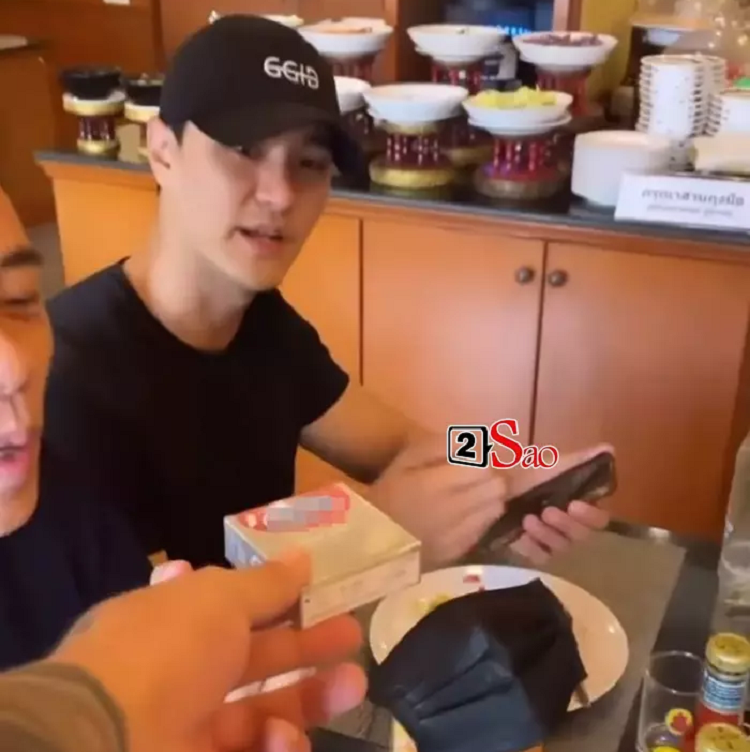 Thi sinh Mister Global 2021 tang nhau bao cao su ngay sau chung ket