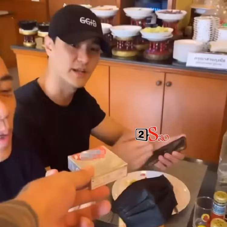 Thi sinh Mister Global 2021 tang nhau bao cao su ngay sau chung ket