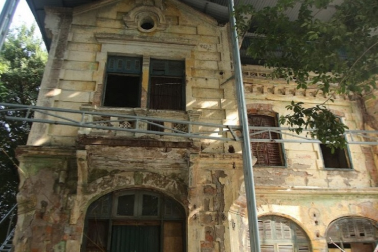 Nhiều người không khỏi tiếc nuối bởi từng tấc đất ở khu vực này đều được tận dụng một cách tối đa làm nơi ở, nơi làm việc, đặc biệt là địa bàn kinh doanh nhỏ lẻ của nhiều tiểu thương.