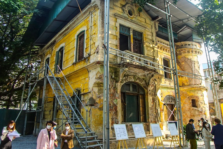 Căn biệt thự cũ gồm hai tầng để ở và thêm 1 tầng khác được sử dụng với mục đích riêng. Bao quanh nhà là khu đất trống và nhiều cây cổ thụ tán rộng. Nhìn toàn cảnh, nơi đây giống như một tòa lâu đài chìm trong giấc ngủ giữa nhịp sống hối hả của thủ đô. 