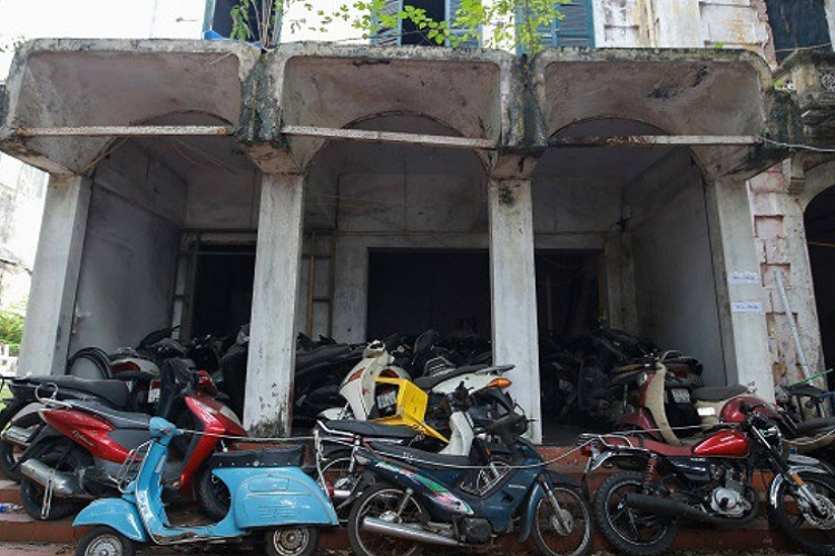 Theo tìm hiểu, đây từng là trụ sở chi nhánh của ngân hàng Vietcombank cách đây 6 năm. Tuy nhiên ngân hàng này đã dời đi với lý do biệt thự xuống cấp. 