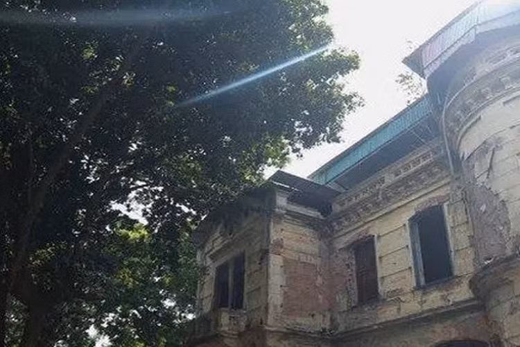 Được biết, căn biệt thự được xây theo kiến trúc kiểu Pháp này rộng khoảng 1000m2, đang rơi vào tình trạng xuống cấp trầm trọng. 