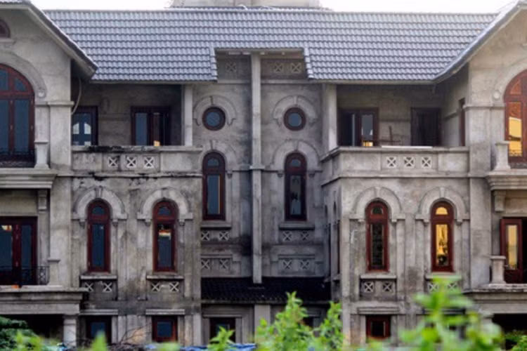 Dạo quanh Hà Nội, không khó để bắt gặp những căn nhà đồ sộ hay biệt thự cũ kĩ rơi vào cảnh “vườn không nhà trống”. Vì đã lâu không được sử dụng nên ngoại nội thất của những công trình này đều xuống cấp rõ rệt. 
