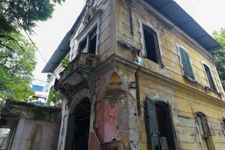 Một căn biệt thự Pháp cổ khác ở số 78 Nguyễn Du (Hai Bà Trưng, Hà Nội) cũng rơi vào tình trạng hoang tàn. Cụ thể, nơi này đã bị bỏ hoang suốt 6 năm nay. Căn nhà này còn có hai mặt tiền hướng ra ngã tư Nguyễn Du – Trần Bình Trọng vô cùng đắt giá. 