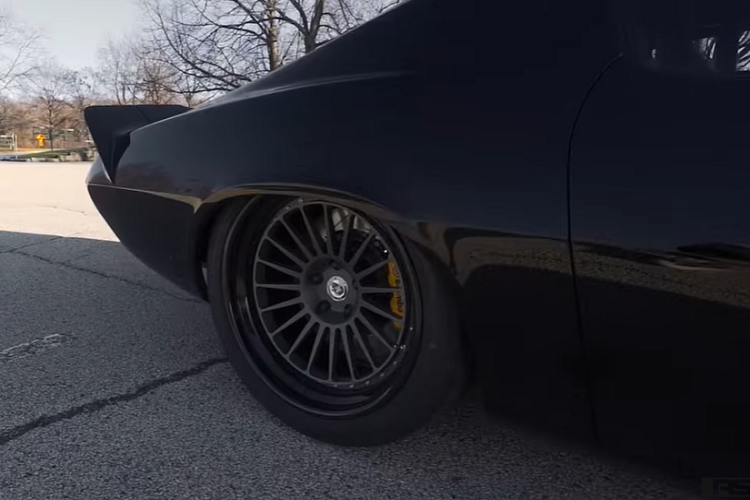 Bất cứ chiếc xe nào có công suất lớn cũng cần đến một bộ phanh tương xứng nên Roadster Shop đã trang bị cho chiếc xe phanh Brembo 14 inch (35 cm) ở cả 4 góc.