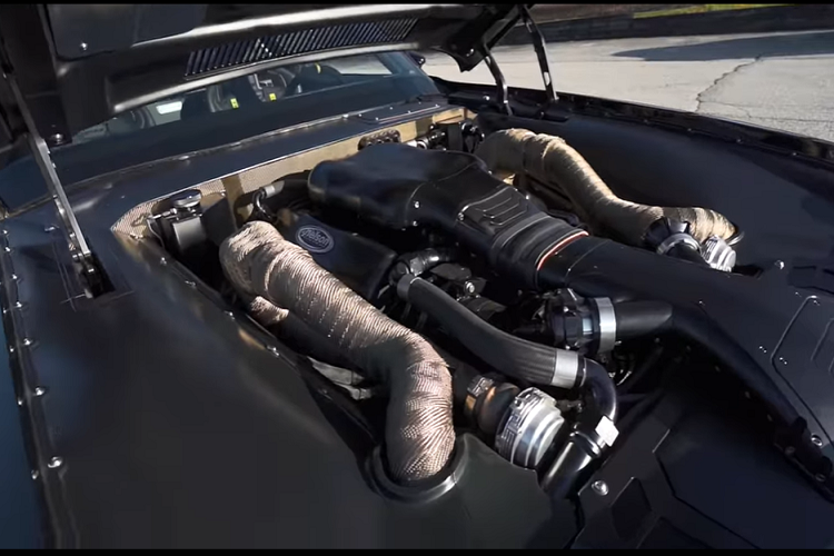 Hệ thống phanh Brembo của xe nằm sau một bộ la-zăng HRE độ riêng.