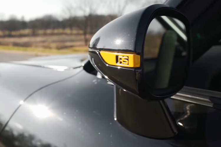 Khoảng sáng gầm cực thấp là một yếu tố khác khiến chiếc xe trở nên nổi bật hơn nữa. Roadster Shop cũng đã cố gắng hạ thấp sàn xe khoảng 4 inch (10 cm), đồng nghĩa người lái và hành khách ngồi rất thấp trên ghế Recaro CS Sportster bọc da.