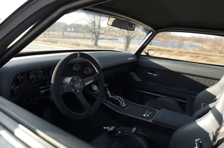 Trung tâm của chiếc Chevrolet Camaro cổ điển này là động cơ V8 dung tích 7.0 lít của Nelson Racing Engines được hỗ trợ bởi một cặp tăng áp 73 mm. Mỗi xi-lanh trong số 8 xi-lanh có hai kim phun nhiên liệu và kết hợp với động cơ là hộp số 4L80 với bộ chuyển số sàn, khiến việc lái xe trở nên hấp dẫn hơn một chút so với số tự động thông thường.