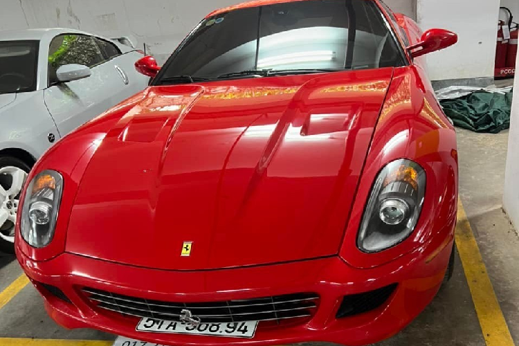 Chiếc siêu xe Ferrari 599 GTB Fiorano đầu tiên về Việt Nam ban đầu có màu đỏ nhưng sau đó được đại gia ngành cà phê cho sơn lại màu trắng và nay xuất hiện với bộ áo Rosso Corsa đặc trưng của những chiến mã nhà ngựa chồm.