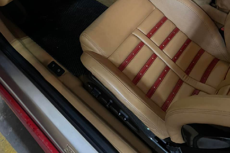 Dòng siêu xe Ferrari 599 GTB Fiorano sở hữu thiết kế rất bắt mắt với phần đầu xe kéo dài và đuôi xe ép ngắn lại do phần trước chứa thêm khối động cơ V12, dung tích 6.0 lít, sản sinh công suất tối đa 612 mã lực và mô-men xoắn cực đại 608 Nm.