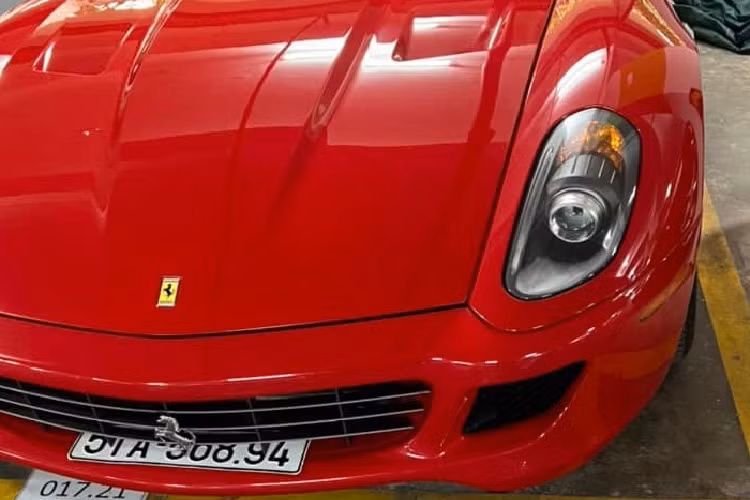 Dù là ở với đại gia Đặng Lê Nguyên Vũ hay chủ nhân mới, số lần lăn bánh của siêu xe Ferrari 599 GTB Fiorano này chỉ đếm trên đầu ngón tay. Đối lập với bộ áo màu đỏ mới dán đề-can, ngoại thất chiếc Ferrari 599 GTB Fiorano này còn có nhiều chi tiết sơn đen.