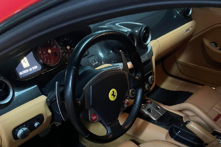 Ngoài chiếc xe Ferrari 599 GTB Fiorano trong bài, còn có một chiếc Ferrari 599 GTB Fiorano khác được 1 tay chơi Hải Phòng nhập về theo diện thanh lý cho 1 khách hàng của mình ở Hà Nội, xe có ngoại thất sơn màu crôm đen rất bắt mắt.