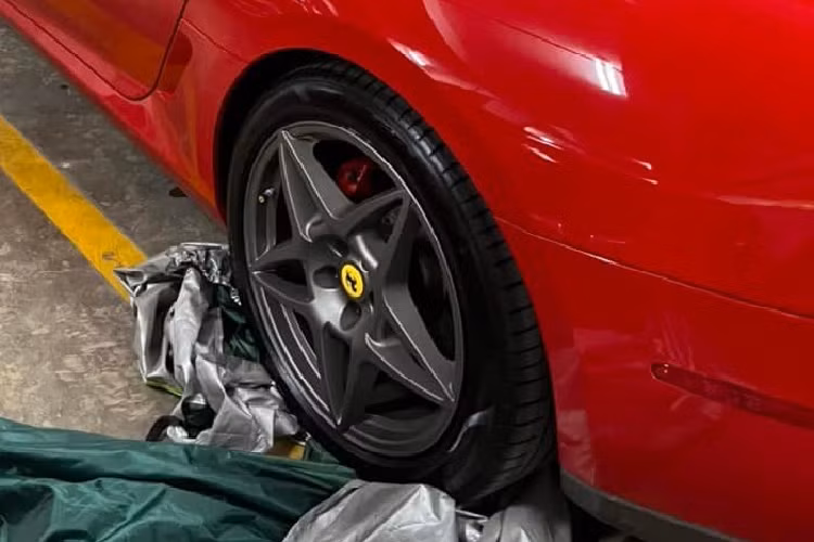 Lúc mới về nước, siêu xe Ferrari 599 GTB Fiorano đời 2006 này là chiếc đầu tiên có mặt tại dải đất hình chữ S thuộc sở hữu của 1 đại gia Hà thành nhưng vài năm sau đó, siêu ngựa đã âm thầm về đội xe của ông Đặng Lê Nguyên Vũ và gần 9 năm sau đó mới được Chủ tịch Trung Nguyên bán lại.