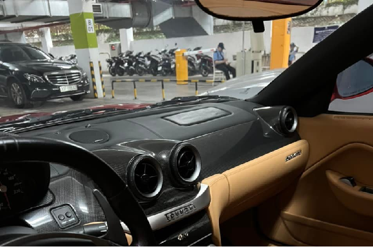 Động cơ kết hợp cùng hộp số 6 cấp, nhờ đó, Ferrari 599 GTB Fiorano mất khoảng thời gian 3,7 giây để tăng tốc lên 100 km/h từ vị trí xuất phát trước khi đạt vận tốc tối đa 330 km/h.