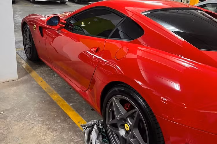 Chiếc siêu xe Ferrari 599 GTB Fiorano này thuộc đời 2006 và đã có mặt tại Việt Nam từ năm 2009, tức đã ở trong nước hơn 1 thập kỷ qua, hiện ngựa già này đang được chào bán lại với mức giá 7,9 tỷ đồng, tương đương các mẫu xe thể thao cũng như siêu xe đã qua sử dụng như Ferrari 488 GTB hay McLaren đi biển CV.