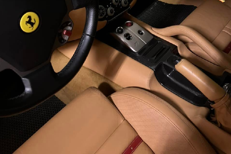 Hiện xe đã được trang bị ống xả độ Frequency Intelligent Exhaust (FI) trị giá hàng trăm triệu đồng