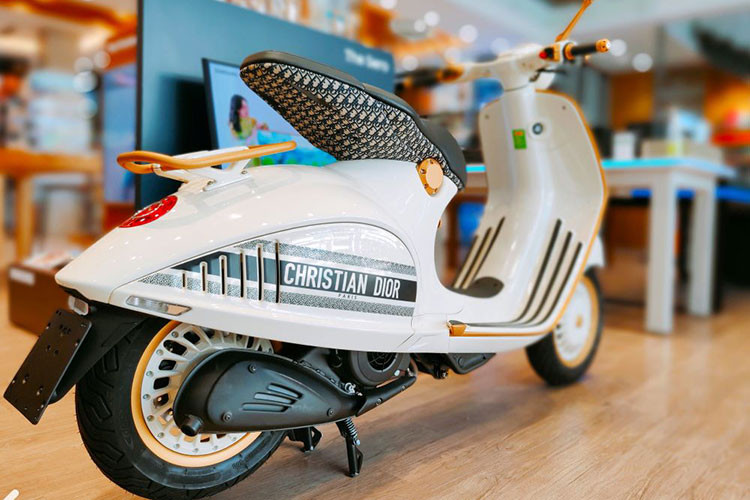 Chưa hết, Tú Quyên còn sở hữu một chiếc xe máy từng làm “mưa làm gió” giới nhà Việt hồi đầu năm nay - đó chính là siêu phẩm xe ga Vespa 946 Christian Dior. Mẫu xe tay ga này có mức giá công khai chính hãng siêu đắt đỏ, từ 600 - 700 triệu đồng.