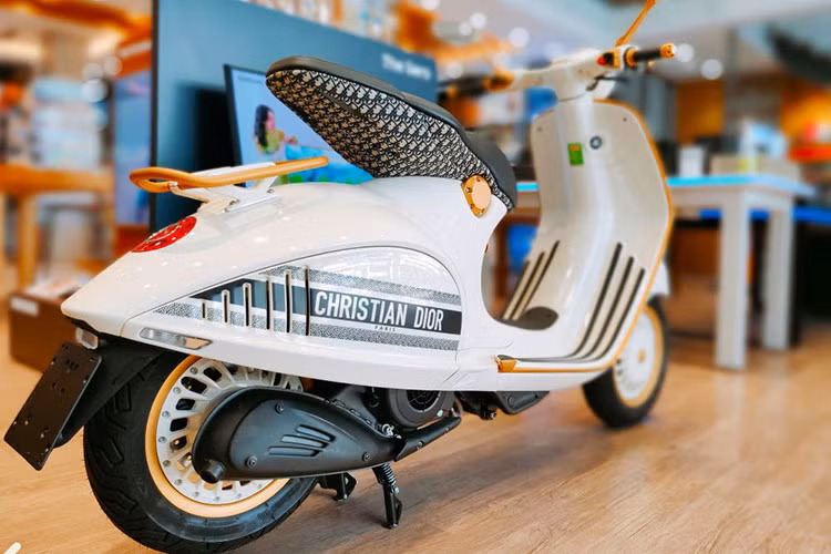 Chưa hết, Tú Quyên còn sở hữu một chiếc xe máy từng làm “mưa làm gió” giới nhà Việt hồi đầu năm nay - đó chính là siêu phẩm xe ga Vespa 946 Christian Dior. Mẫu xe tay ga này có mức giá công khai chính hãng siêu đắt đỏ, từ 600 - 700 triệu đồng.