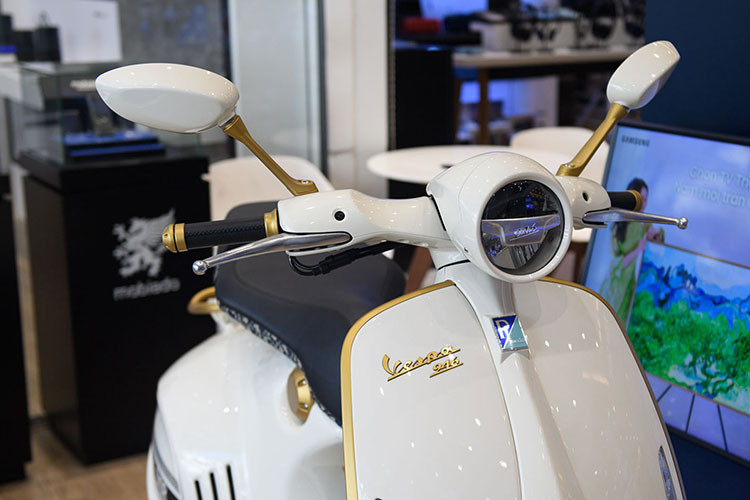 Có thời điểm, Vespa 946 Christian Dior bị các “thương lái” đẩy giá “lên tận trời”, cao nhất tới 2 tỷ đồng. Thêm nữa, đây là mẫu xe hiếm hoi được hợp tác giữa thương hiệu Vespa và hãng thời trang nổi tiếng Christian Dior và cũng là sản phẩm kỷ niệm 75 năm thành lập của cả 2 thương hiệu lừng danh thế giới ở 2 lĩnh vực khác nhau.