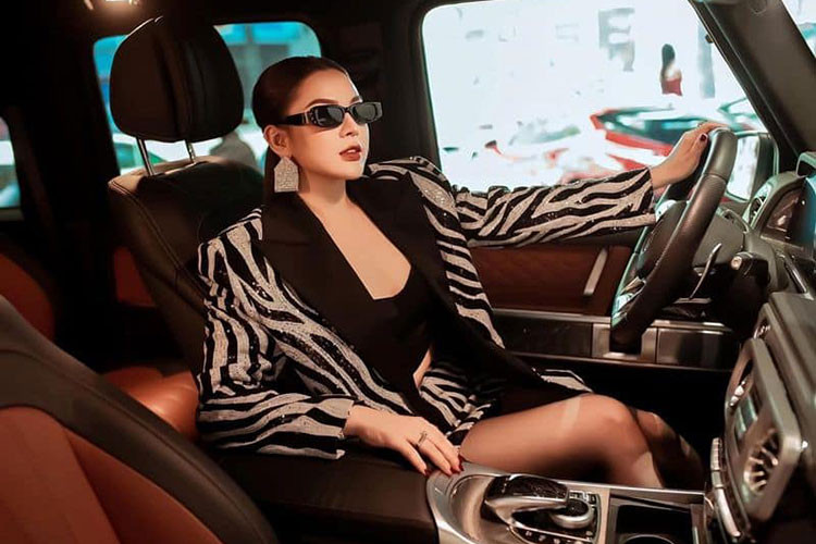 Mercedes-AMG G63 của hot girl 9x sở hữu màu sơn ngoại thất màu trắng, kết hợp “ăn ý” với nội thất màu nâu nhạt và nâu đậm. Xe được trang bị bộ mâm có giá lên tới hơn 101 triệu đồng.