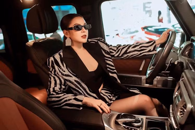 Mercedes-AMG G63 của hot girl 9x sở hữu màu sơn ngoại thất màu trắng, kết hợp “ăn ý” với nội thất màu nâu nhạt và nâu đậm. Xe được trang bị bộ mâm có giá lên tới hơn 101 triệu đồng.