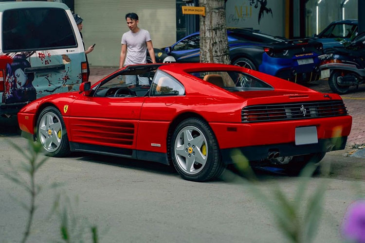 Cụ thể, siêu xe mui trần Ferrari 328 GTS bất ngờ được mang về Việt Nam sử dụng động cơ V8, dung tích 3.2 lít, 4 van mỗi xi-lanh, hút khí tự nhiên, hệ thống phun xăng Bosch K-Jetronic được trang bị thêm hệ thống đánh lửa điện tử Marelli MED 806 A.
